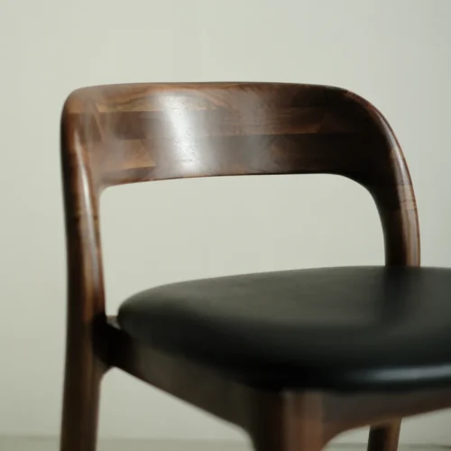 Kana bar stool walnut wood Black leather 04