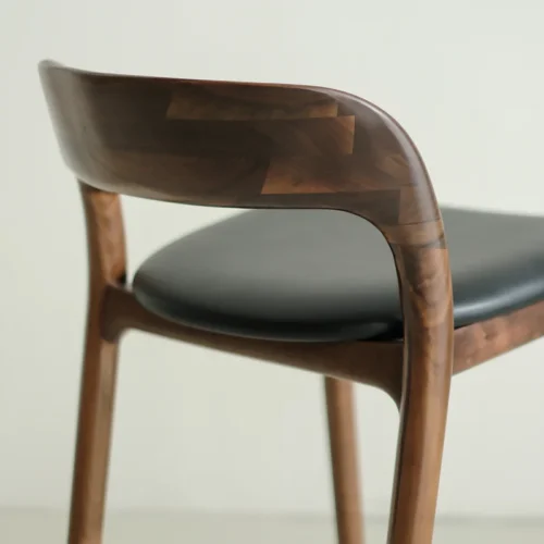 Kana bar stool walnut wood Black leather 05