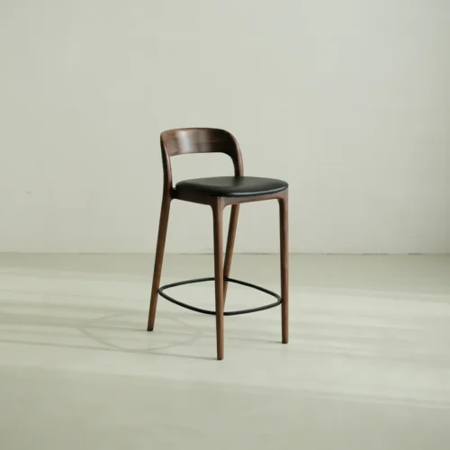 Kana bar stool walnut wood Black leather 02