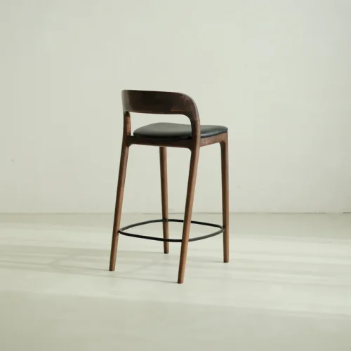Kana bar stool walnut wood Black leather 03